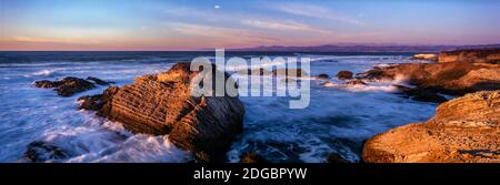 Côte rocheuse au coucher du soleil, parc national du Montana de Oro, Morro Bay, Californie, États-Unis Banque D'Images