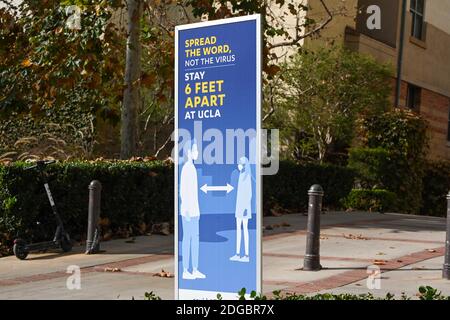 Signalisation sur le campus de l'UCLA faisant référence à la nouvelle éclosion de coronavirus le mardi 8 décembre 2020, à Los Angeles. (Dylan Stewart/image du sport) Banque D'Images