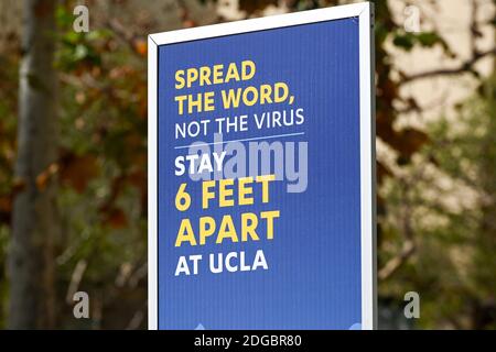 Signalisation sur le campus de l'UCLA faisant référence à la nouvelle éclosion de coronavirus le mardi 8 décembre 2020, à Los Angeles. (Dylan Stewart/image du sport) Banque D'Images