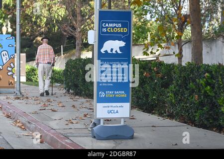 Signalisation sur le campus de l'UCLA faisant référence à la nouvelle éclosion de coronavirus le mardi 8 décembre 2020, à Los Angeles. (Dylan Stewart/image du sport) Banque D'Images