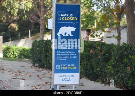 Signalisation sur le campus de l'UCLA faisant référence à la nouvelle éclosion de coronavirus le mardi 8 décembre 2020, à Los Angeles. (Dylan Stewart/image du sport) Banque D'Images