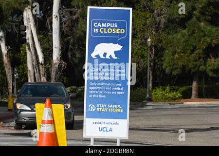 Signalisation sur le campus de l'UCLA faisant référence à la nouvelle éclosion de coronavirus le mardi 8 décembre 2020, à Los Angeles. (Dylan Stewart/image du sport) Banque D'Images