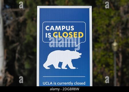 Signalisation sur le campus de l'UCLA faisant référence à la nouvelle éclosion de coronavirus le mardi 8 décembre 2020, à Los Angeles. (Dylan Stewart/image du sport) Banque D'Images