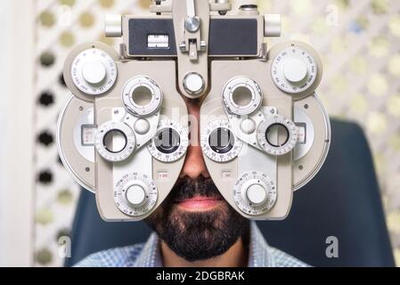 Patient dans une clinique moderne d'ophtalmologie vérifiant la vision oculaire. Banque D'Images