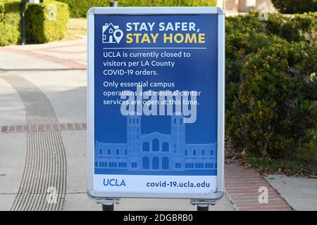 Signalisation sur le campus de l'UCLA faisant référence à la nouvelle éclosion de coronavirus le mardi 8 décembre 2020, à Los Angeles. (Dylan Stewart/image du sport) Banque D'Images