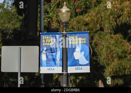 Signalisation sur le campus de l'UCLA faisant référence à la nouvelle éclosion de coronavirus le mardi 8 décembre 2020, à Los Angeles. (Dylan Stewart/image du sport) Banque D'Images