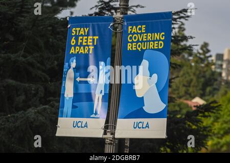 Signalisation sur le campus de l'UCLA faisant référence à la nouvelle éclosion de coronavirus le mardi 8 décembre 2020, à Los Angeles. (Dylan Stewart/image du sport) Banque D'Images