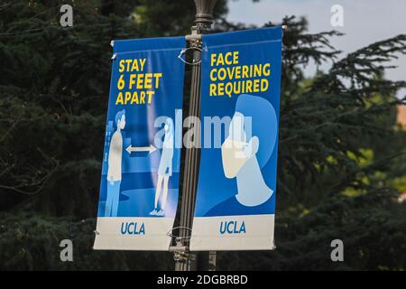 Signalisation sur le campus de l'UCLA faisant référence à la nouvelle éclosion de coronavirus le mardi 8 décembre 2020, à Los Angeles. (Dylan Stewart/image du sport) Banque D'Images