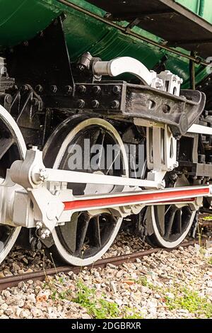 Anciennes grandes roues de locomotive de fer avec une jante blanche se tient sur les tracés de près Banque D'Images