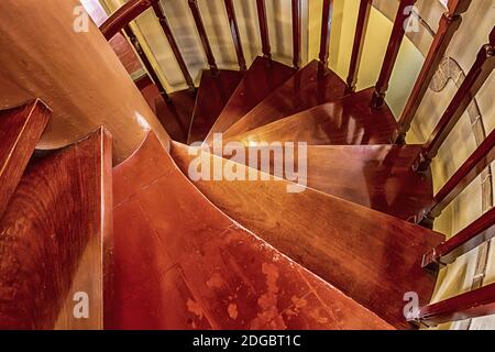 Escalier en colimaçon avec marches en bois empilées recouvertes de foncé vernis brun traditionnel const Banque D'Images