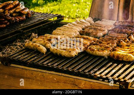 Saucisses grillées assortiment de saucisses de porc bavaroises et poulet délicieux arrière-plan Banque D'Images