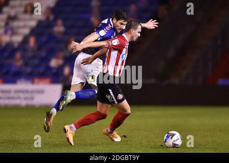 OLDHAM, ANGLETERRE. LE 8 DÉCEMBRE, Bobby Grant d'Oldham Athletic s'attaque au Jack Diamond de Sunderland lors du match de Trophée EFL entre Oldham Athletic et Sunderland à Boundary Park, Oldham, le mardi 8 décembre 2020. (Credit: Eddie Garvey | MI News) Credit: MI News & Sport /Alay Live News Banque D'Images