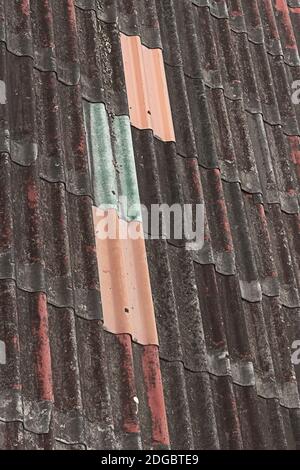 Vieux toit en fer avec tôle rouillée et rouge vif photo verticale Banque D'Images