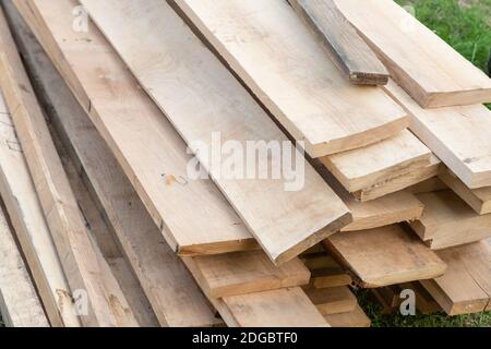 Une pile de nouvelles planches de pin se trouve dans un tas de matériaux de construction Banque D'Images