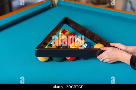 Photo d'une table de billard avec tous les objets disposés par quelqu'un. Banque D'Images