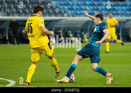 SAINT-PÉTERSBOURG, RUSSIE - DÉCEMBRE 08 : Daler Kuzyaev, de Zenit Saint-Pétersbourg, a accusé Matt Hummels de se voir délaisser pour Borussia Dortmund lors du match du groupe F de la Ligue des champions de l'UEFA entre Zenit Saint-Pétersbourg et Borussia Dortmund à Gazprom Arena le 8 décembre 2020 à Saint-Pétersbourg, en Russie. (Photo par MB Media) Banque D'Images