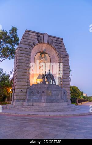 Vue nocturne du mémorial national de guerre à Adélaïde, en Australie Banque D'Images