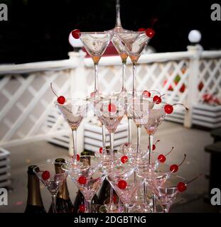 Pyramide de verres de champagne cocktail avec une cerise sur le gâteau la cérémonie de mariage Banque D'Images