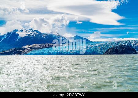 Vue sur la majestueuse glace bleue de Glacier Grey L'eau du lac Grey à Torres del Paine National Banque D'Images