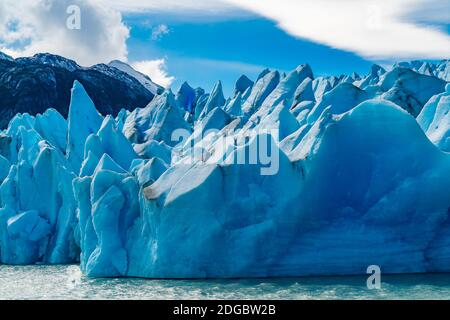 Magnifique Iceberg bleu de Glacier Grey sur le lac Grey à Parc national Torres del Paine Banque D'Images