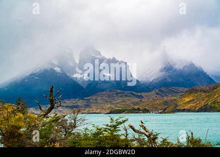 Vue sur Cuernos del Paine couverte de brouillard et lac Pehoe Banque D'Images