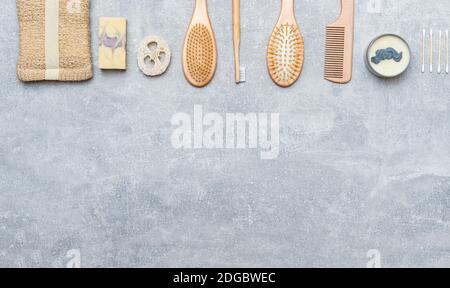 Accessoires de salle de bain zéro déchet sur fond gris. Produit naturel écologique en bambou. Articles de beauté sans plastique.