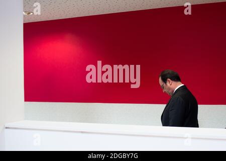 Le président français François Hollandelors d'une visite à l'école primaire d'Anatole France dans le cadre d'un voyage sur le thème de la jeunesse et de la politique urbaine, à Sarcelles, près de Paris, France, le 31 mars 2017. Photo de Revelli-Beaumont/Pool/ABACAPRESS.COM Banque D'Images