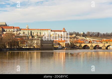 Prague République tchèque vue panoramique carte postale partie historique de la Ville de Karlov pont rivière vlt Banque D'Images