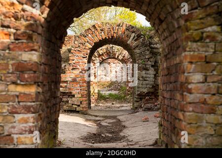 Labyrinthe ruines passage voûté vieux bâtiment fait de briques Banque D'Images