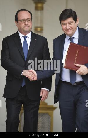 Le président français François Hollande et le ministre des Affaires urbaines, de la Jeunesse et des Sports Patrick Kanner quittent l'Elysée à la suite de la réunion hebdomadaire française du Cabinet à Paris, en France, le 25 janvier 2017. Photo de Henri Szwarc/ABACAPRESS.COM Banque D'Images