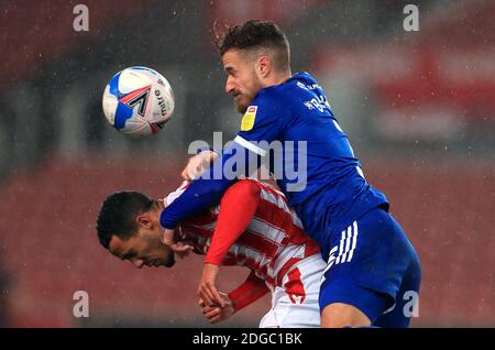 Joe Bennett de Cardiff (à droite) et Tom Ince de Stoke City se battent pour le ballon lors du match de championnat Sky Bet au stade bet365, Stoke-on-Trent. Banque D'Images