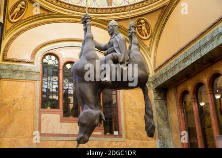 Prague, République Tchèque -Palais Lucerne sculpture de Saint Venceslas sur le cheval renversé de David C. Banque D'Images