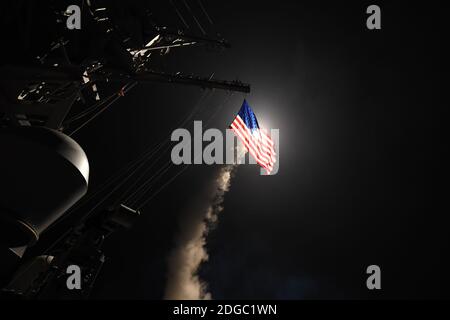 Le destroyer à missiles guidés USS porter (DDG 78) mène des opérations de grève en mer Méditerranée, le 7 avril 2017. Les États-Unis ont lancé une attaque par missile contre une base aérienne en Syrie en réponse à une attaque présumée d'armes chimiques sur la ville tenue par les rebelles de Khan Sheikhoun. Le Pentagone a déclaré que 59 missiles de croisière Tomahawk avaient été tirés à 04:40 heure syrienne (01:40 GMT) à partir des destroyers USS porter et USS Ross dans l'est de la Méditerranée. Photo par US Navy via ABACAPRESS.COM Banque D'Images