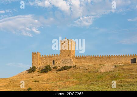 Krym Sudak ruines d'une ancienne forteresse sur une colline verdoyante, avec un morceau d'engrenage murs de pierre. Fortr. Génois Banque D'Images