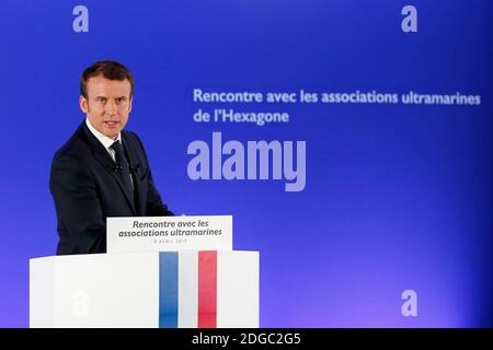 Ancien ministre français de l'économie et président du mouvement politique 'en Marche' (en mouvement!) Et candidat à l'élection présidentielle de 2017 Emmanuel Macron rencontre les délégués des départements français d'outre-mer à Paris, France, le 8 avril 2017. Photo de Henri Szwarc/ABACAPRESS.COM Banque D'Images