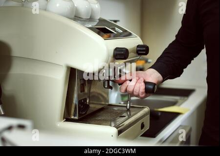 Vue partielle du café moulu par le barista Banque D'Images