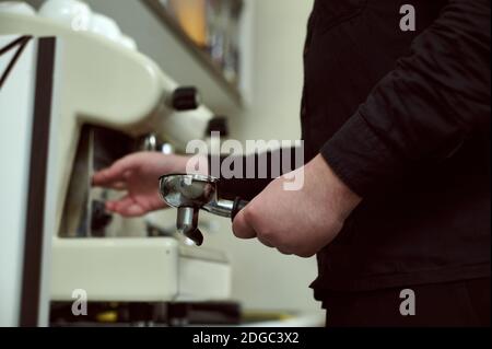 Vue rognée des mains de l'homme tenant un porte-filtre Banque D'Images