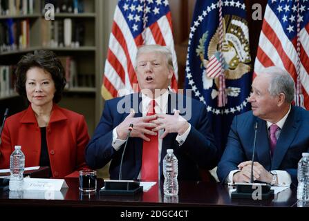 Le président AMÉRICAIN Donald Trump, accompagné du secrétaire d'État aux Transports Elaine Chao et de Stephen A. Schwarzman, président-directeur général et co-fondateur de Blackstone, s'exprime lors d'une discussion stratégique et politique avec les PDG de la State Department Library du Eisenhower Executive Office Building (EEOB) à Washington, DC, le 11 avril. 2017.photo par Olivier Douliery/ Abaca Banque D'Images
