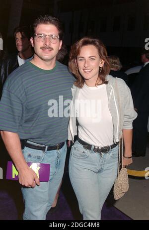 ARCHIVE: LOS ANGELES, CA. 28 juillet 1994 : l'actrice Marlee Matlin et son mari Kevin Grandalski à la première de 'The Mask' à Los Angeles. Photo de fichier © Paul Smith/Featureflash Banque D'Images