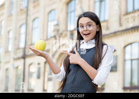 Parfait pour vos dents. Un petit enfant pointe le doigt sur la pomme. Collation scolaire. Une alimentation saine. Santé dentaire. Examen oral. Éducation du patient. Prévention des caries. Dentisterie pédiatrique. Protéger les dents. Banque D'Images