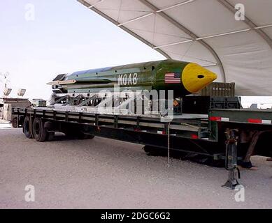 Document non daté photo de la bombe massive à air comprimé d'Ordnance GBU-43/B située dans une base aérienne en Asie du Sud-Ouest et attendant d'être utilisée si cela s'avère nécessaire. L'armée américaine affirme avoir largué une bombe de 21 600 lb (9 800 kg) sur un tunnel utilisé par les militants de l'État islamique en Afghanistan. La GBU-43/B massive Ordnance Air Blast Bomb (MOAB), connue sous le nom de « mère de toutes les bombes », est la plus grande bombe non nucléaire jamais utilisée par les États-Unis dans un conflit. Le Pentagone a déclaré qu'il avait été abandonné d'un avion américain dans la province de Nangarhar. Photo USAF via ABACAPRESS.COM Banque D'Images