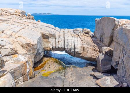 Pont naturel au parc national de Torndirrup, Australie Banque D'Images