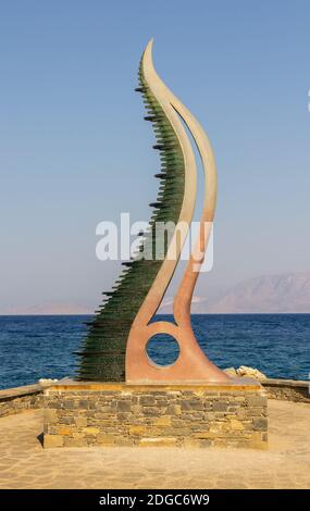 La sculpture publique est le symbole de la mer du pouvoir Statue de la vague sur le front de mer du GRE Banque D'Images