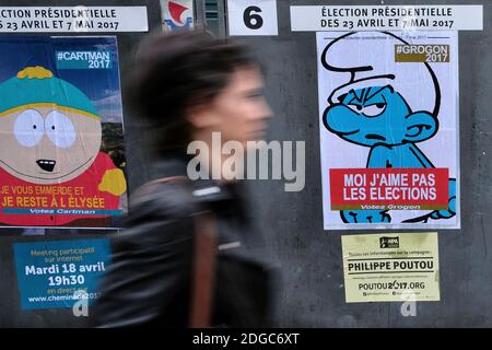 Quelques affiches d'œuvres d'art politique de l'artiste de rue Combo sont collées sur un panneau d'affichage électoral parisien avant les élections présidentielles françaises qui auront lieu en mai. Tourné à Paris, France, le 14 avril 2017. Photo d'Aurore Marechal/ABACAPRESS.COM Banque D'Images