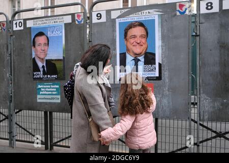 Quelques affiches d'œuvres d'art politique de l'artiste de rue Jaeraymie sont collées sur un panneau d'affichage électoral parisien avant les élections présidentielles françaises qui auront lieu en mai. Tourné à Paris, France, le 14 avril 2017. Photo d'Aurore Marechal/ABACAPRESS.COM Banque D'Images