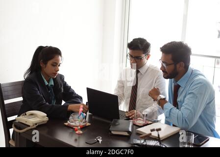 Des subalternes jeunes et énergiques discutent avec des boss féminins dans le bureau indien. Entreprise indienne Banque D'Images