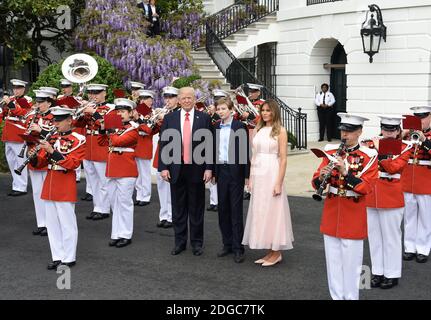 LE président AMÉRICAIN Donald Trump , la première lady Melania Trump et son fils Barron Trump assistent à la fête annuelle de Pâques de l'œuf sur la pelouse sud de la Maison Blanche à Washington, DC, le 17 avril 2017. Photo par Olivier Douliery/Abaca Banque D'Images