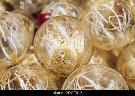 Boules transparentes Golden Christmas gros plan, jouet arbre Banque D'Images