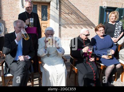 Le pape Benoît XVI à la retraite célèbre son 90e anniversaire avec le premier ministre de l'État de Bavière, Horst Seehofer (L) dans le jardin du Vatican le 17 avril 2017. Benoît fête avec une pinte de bière. L’anniversaire de Benoît XVI, qui tombe le dimanche de Pâques de cette année, est célébré dans le style bavarois, en accord avec les racines du pontife émérite. Une délégation de Bavière, le frère aîné de Benoît XVI, Monseigneur Georg Ratzinger (À DROITE) et son secrétaire privé Georg Ganswein, assisteront au parti. Benoît est «serene, dans la bonne humeur, très lucide. Certes, sa force physique diminue. C'est difficile pour h. Banque D'Images