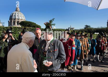 Le pape Benoît XVI à la retraite célèbre son 90e anniversaire dans le jardin du Vatican le 17 avril 2017. Benoît fête avec une pinte de bière. L’anniversaire de Benoît XVI, qui tombe le dimanche de Pâques de cette année, est célébré dans le style bavarois, en accord avec les racines du pontife émérite. Une délégation de Bavière, le frère aîné de Benoît, Monseigneur Georg Ratzinger, et son secrétaire privé Georg Ganswein, assisteront au parti. Benoît est «serene, dans la bonne humeur, très lucide. Certes, sa force physique diminue. Il est difficile pour lui de marcher. Cependant, il utilise un marcheur, qui assure l'autonomie en mouvement Banque D'Images
